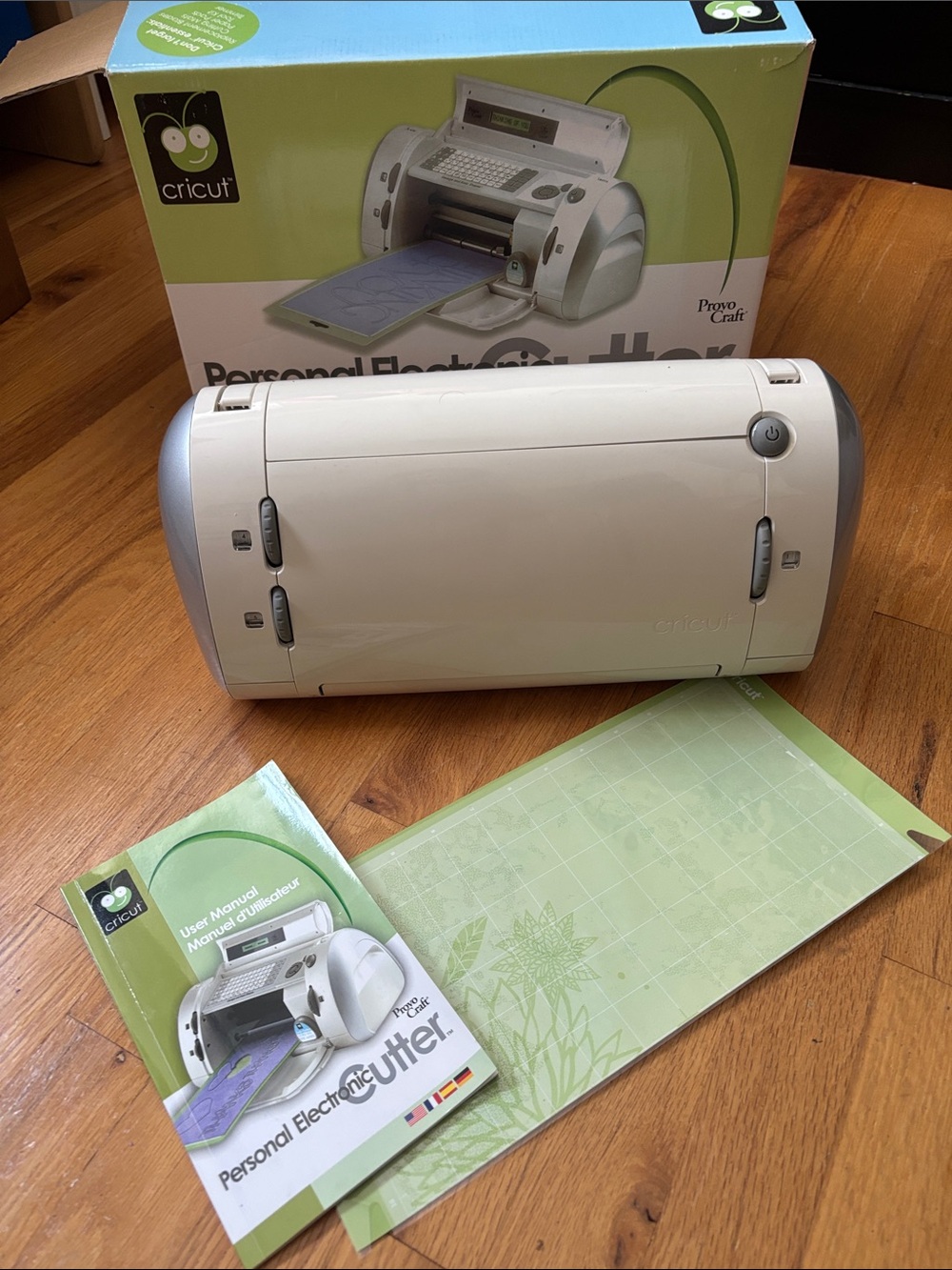 Cricut Personal Electronic Cutter with 5 cartidges. - Picture 5 of 13